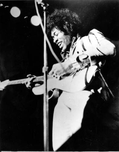 Jimi Hendrix se apresenta em show na década de 1960