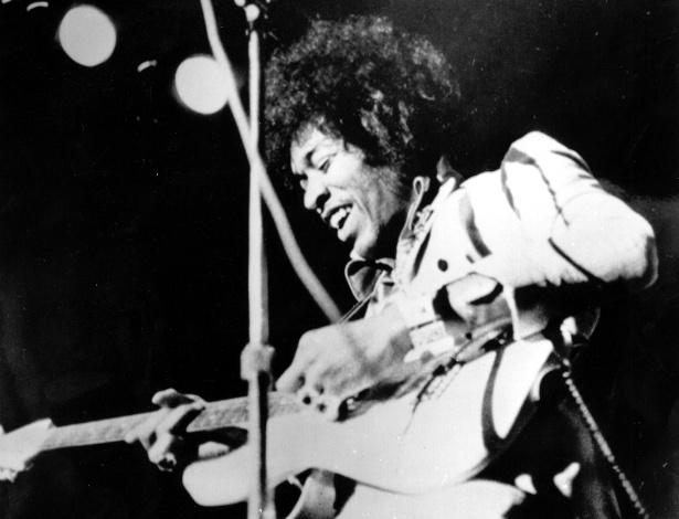 Jimi Hendrix se apresenta em show na década de 1960 - Reprodução