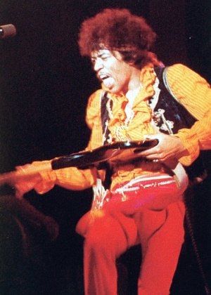 Jimi Hendrix se apresenta em show na década de 1960 - Reprodução