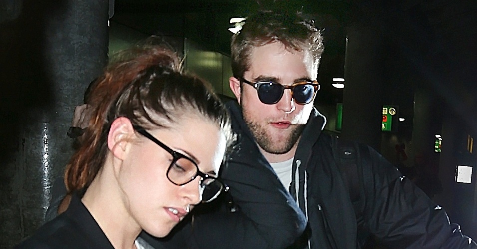 Kristen Stewart e Robert Pattinson desembarcam juntos no aeroporto de Nova York (26/11/12). O casal, que protagonizou os quatro filmes da saga 
