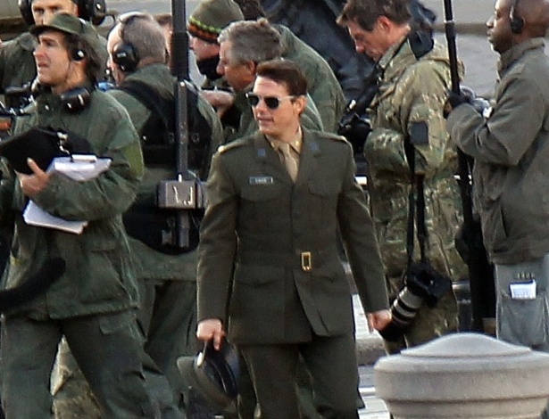 Na pele de Biil Cage, um soldado que fica preso em um loop de tempo durante seu último dia de batalha contra um exército de alienígenas, Tom Cruise grava cenas do filme "All You Need is Kill", na Trafalgar Square, em Londres (25/11/12) - Grosby Group