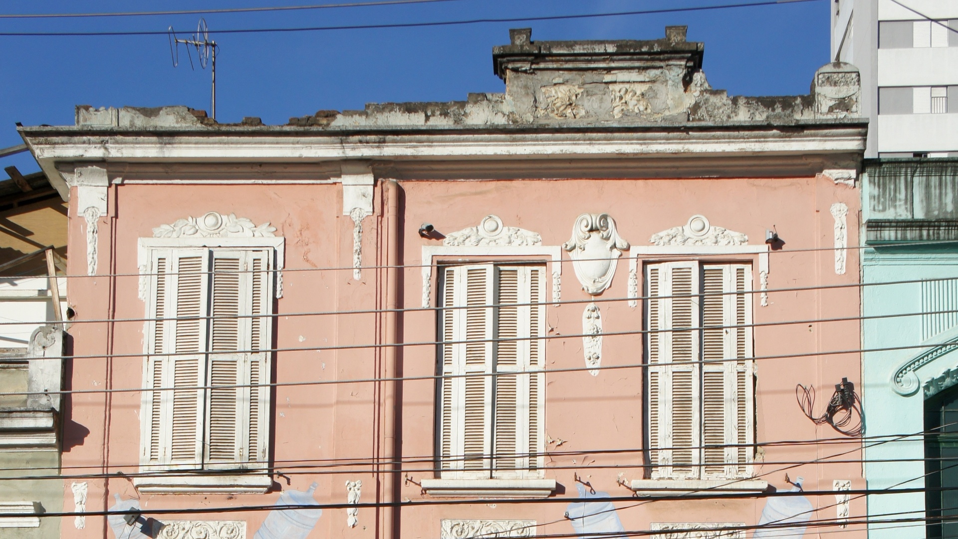 Imagem cedida para publicação em UOL Casa e Decoração, usar somente no respectivo material. No andar superior de outra residência na rua Adolfo Gordo, no bairro de Santa Cecília, em São Paulo, aparentemente centenária, a fachada e as janelas permanecem  preservadas. A porta original, no centro do sobrado, ganhou uma grade de segurança que a esconde I Imagem catalogada pelo projeto São Paulo Antiga (www.saopauloantiga.com.br) - Douglas Nascimento/Divulgação