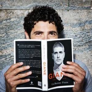 O ator Reynaldo Gianecchini publicou foto em seu perfil no Twitter mostrando a biografia "Giane: Vida, Arte e Luta", escrita pelo jornalista Guilherme Fiúza. Na legenda da imagem, o artista agradece aos fãs e os deseja boa noite (26/11/12)
