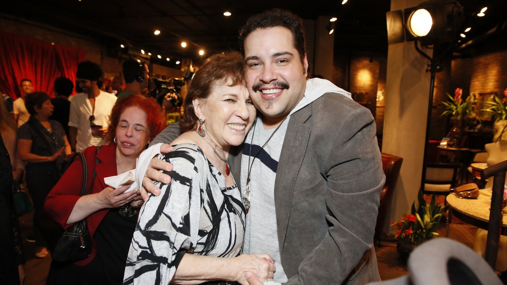 O ator Tiago Abravanel ganha um abraço da atriz Suzana Faini na reestreia do espetáculo "Tim Maia Vale Tudo, O Musical" no Theatro Net Rio, na zona sul carioca. Tiago e Suzana estão na ar na novela "Salve Jorge". Na trama, eles interpretam os personagens Demir e Áurea, respectivamente (25/11/2012) - AgNews