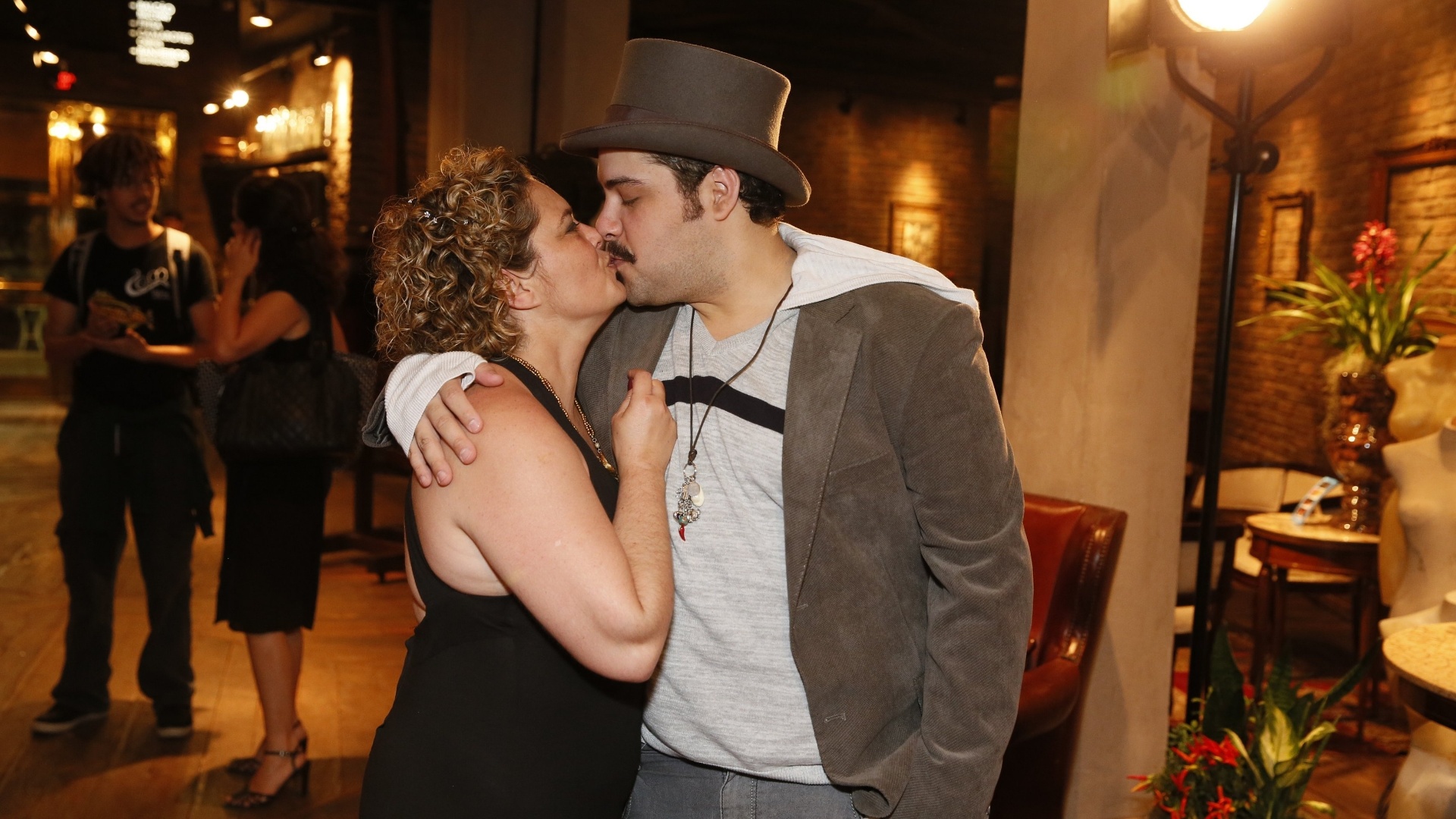 O ator Tiago Abravanel ganha um selinho da mãe, Cíntia Abravanel, na reestreia do espetáculo "Tim Maia Vale Tudo, O Musical" no Theatro Net Rio, na zona sul carioca (25/11/2012) - AgNews