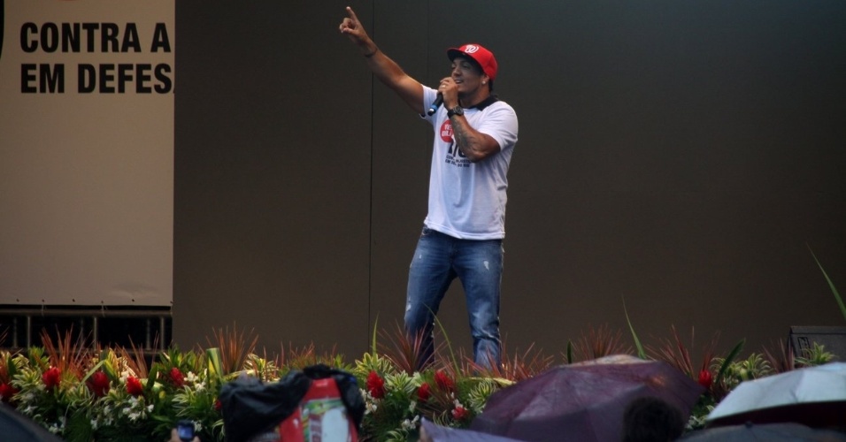 O cantor Belo participou da passeata "Veta, Dilma" que tem por objetivo manter os royalties do petróleo na cidade do Rio (26/11/12). A manifestação ocorreu no centro da cidade