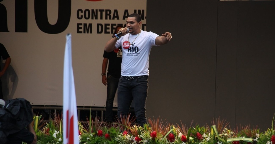 O cantor Naldo participou da passeata "Veta, Dilma" que tem por objetivo manter os royalties do petróleo na cidade do Rio (26/11/12). A manifestação ocorreu no centro da cidade