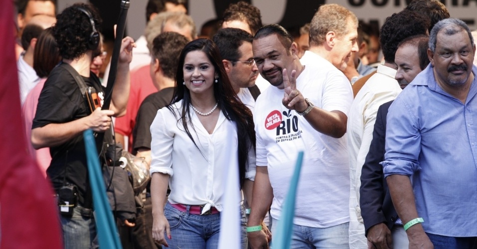 Rômulo Costa e a mulher, Priscila Nocetti, participaram da passeata "Veta, Dilma" que tem por objetivo manter os royalties do petróleo na cidade do Rio (26/11/12). A manifestação ocorreu no centro da cidade