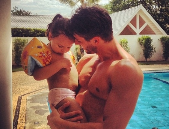 Sem camisa e com um bebê no colo, Roberto Maia consegue chamar a atenção de suas fãs no Facebook (27/11/12)