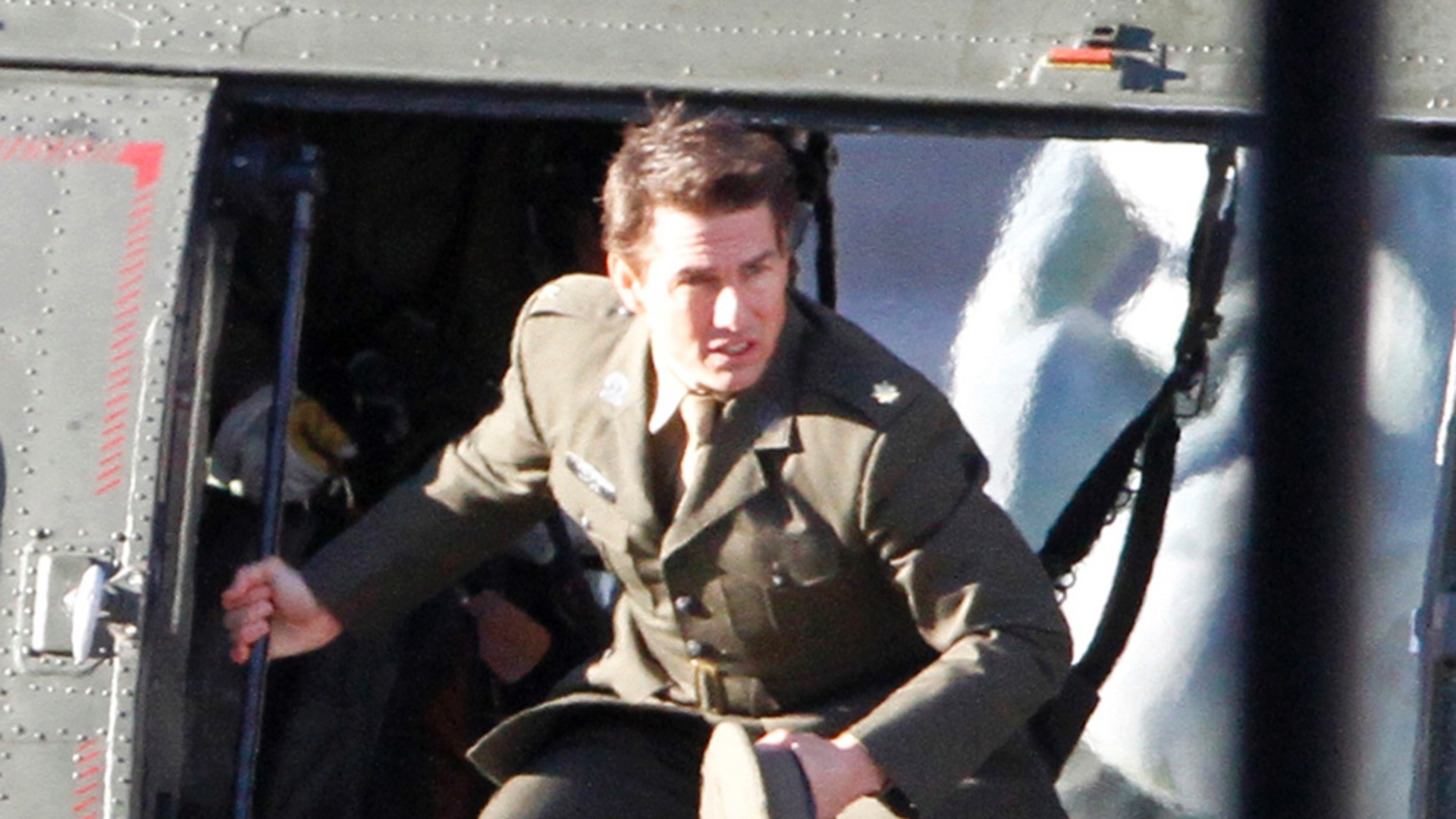 Tom Cruise salta de um helicóptero durante as gravações do filme "All Need Is Kill" na Trafalgar Square, em Londres (26/11/12) No longa, o ator interpreta Bill Cage, um tenente-coronoel que lidera a luta contra um exército de aliens - Grosby Group