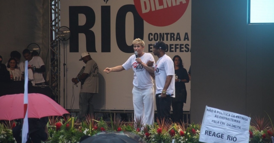 Xuxa e o cantor Buchecha participaram da manifestação "Veta, Dilma" que tem por objetivo manter os royalties do petróleo na cidade do Rio (26/11/12). O evento ocorreu no centro da cidade