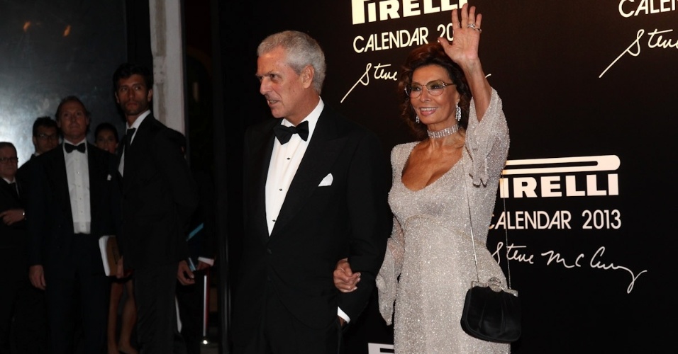 27.nov.2012  - A atriz Sophia Loren e o presidente da Pirelli, Marco Tronchetti Provera, chegam ao lançamento do Calendário Pirelli 2013, no Pier Mauá, no Rio de Janeiro