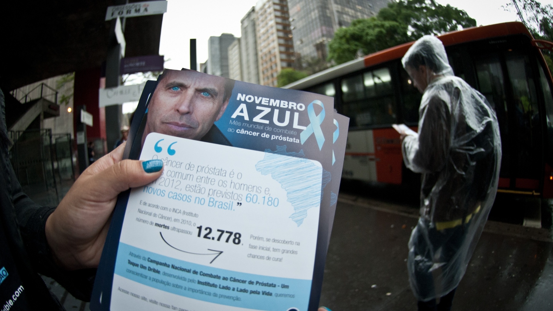 27.nov.2012 - Imagem mostra material da campanha nacional de combate ao câncer de próstata, cujo slogan é Um Toque Um Drible, promovida para alertar os paulistanos sobre riscos do câncer de próstata - Marcelo Camargo/ABr