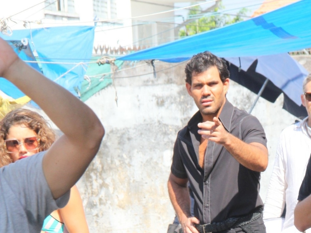 27.nov.2012 - Juliano Cazarré aponta para fotógrafo durante filmagens de "Serra Pelada" em Belém - Wesley Costa/AgNews