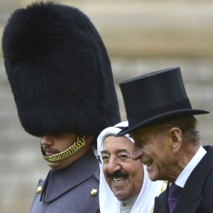 O emir do Kuait, xeique Sabah al-Ahmad al-Sabah (centro), conversa com o príncipe britânico Phillip (à dir.), durante inspeção de tropas