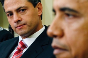 O presidente do México, Enrique Peña Nieto (à esq.), observa o presidente dos Estados Unidos, Barack Obama (à dir.), durante entrevista coletiva na Casa Branca
