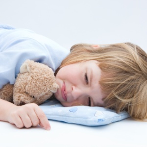 O estudo estabeleceu vínculo entre horários irregulares para dormir e problemas entre as crianças - Thinkstock