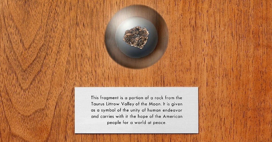 Este pedaço de pedra da Lua tem cerca de 3,7 bilhões de anos. Foi trazido pela missão Apollo 17 e dado à Grã-Bretanha como um gesto de boa vontade pelo presidente americano Richard Nixon em 1973 - Natural History Museum