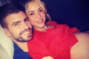 Gerard Piqué e Shakira exibindo a gravidez de sete meses