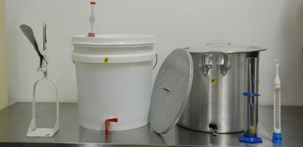 O kit básico de homebrewing inclui panela, fermentador, termômetro, densímetro e fechador de garrafas - Júlia Santos