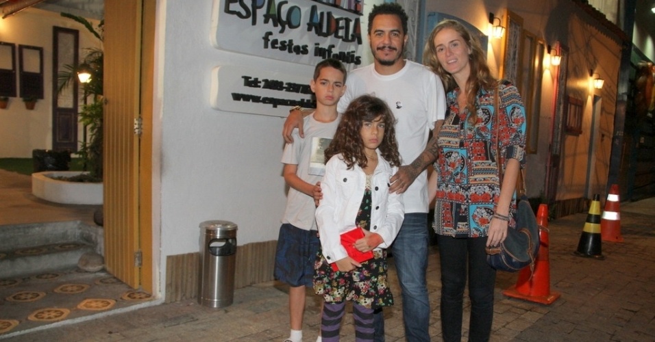 Marcelo D2 e sua família no aniversário de oito anos de Catarina, filha dos atores Marcelo Serrado e Rafaela Mandelli, no Rio de Janeiro (26/11/12)