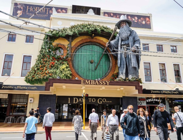 Estátua do personagem Gandalf é exposta na fachada do Embassy Theatre, em Wellington, Nova Zelândia, onde acontecerá a pré-estreia mundial de "O Hobbit" nesta quarta (27) - Mark Coote/Reuters