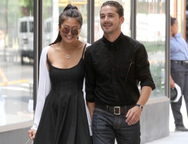 Shia LaBeouf e Karolyn Pho passeiam de mãos dadas em Nova York (28/6/11)