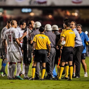 Jogadores do São Paulo reclamam com a arbitragem no intervalo da partida contra a Católica - Leonardo Soares/UOL