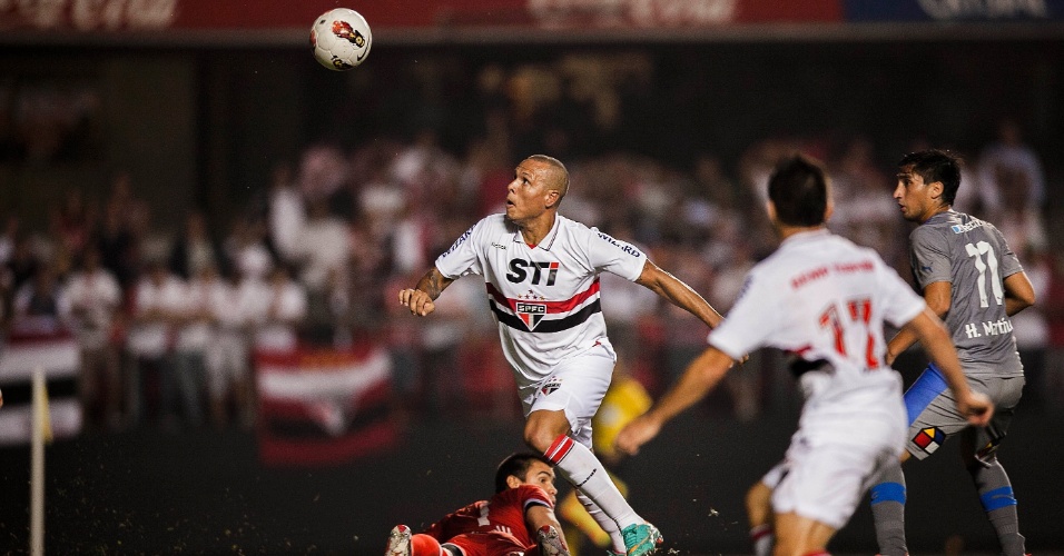 28.11.2012 - Luis Fabiano passa pelo goleiro da Universidad Católica e tenta finalizar a gol pelo São Paulo