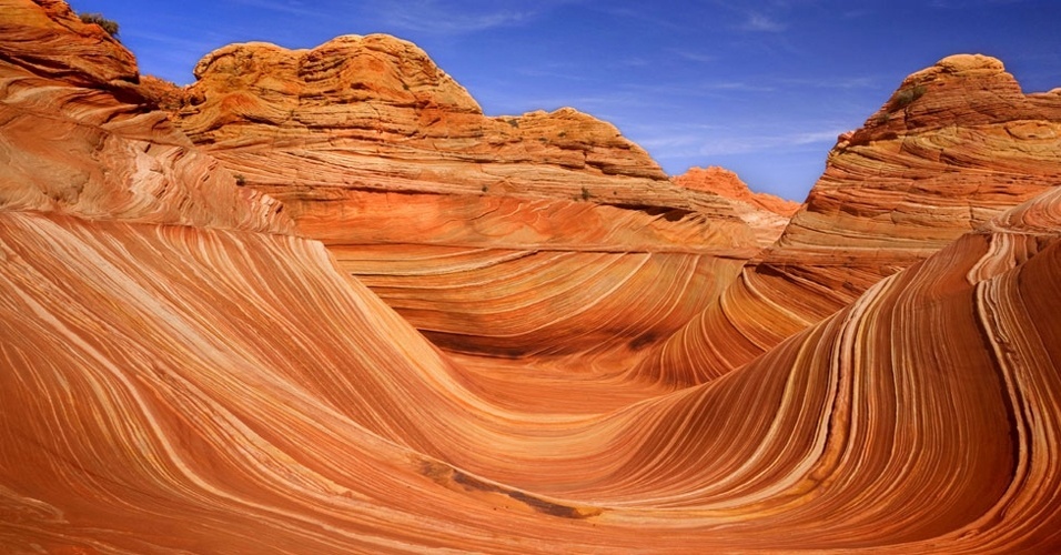 28.nov.2012 - A chamada "Onda", situada no Estado americano de Utah, foi formada por rocha esculpida por inúmeros séculos de erosão. A estrutura fica em território indígena Navajo e é formada por arenito da Era Jurássica, há cerca de 190 milhões de anos