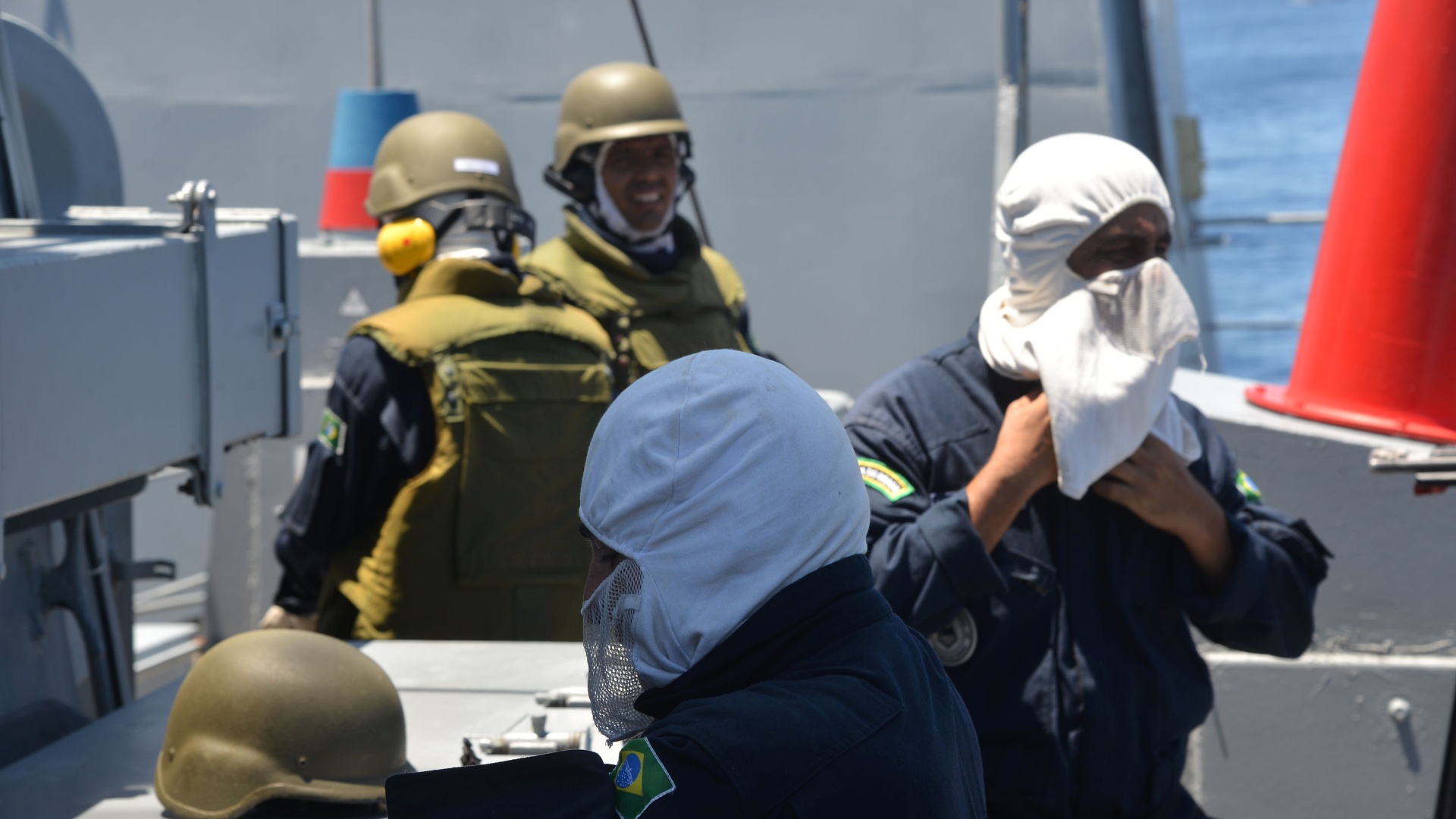 Fotos: Forças Armadas simulam operação de guerra no litoral do Rio de ...