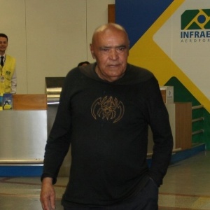 Adauto (centro) caminha no saguão do Aeroporto Internacional Tom Jobim, no Rio de Janeiro - Ricardo Leal/UOL