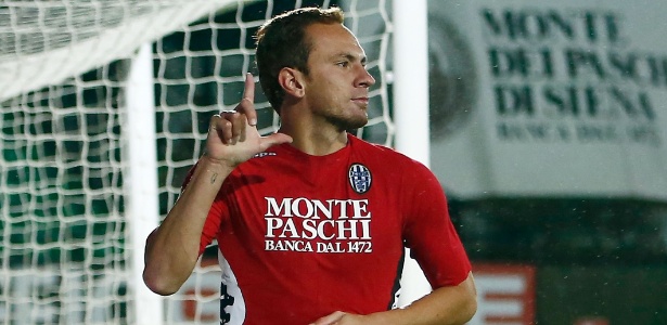 Zé Love comemora um dos seus dois únicos gols marcados com a camisa do Siena - Giuseppe Bellini/Getty Images
