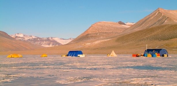 Cientistas acampam no lago Vida, na Antártida, conhecido por suas condições extrema: ele não tem oxigênio, é ácido e vive congelado, além de possuir os mais altos níveis de óxido nitroso do mundo - Divulgação/Alison Murray/Desert Research Institute
