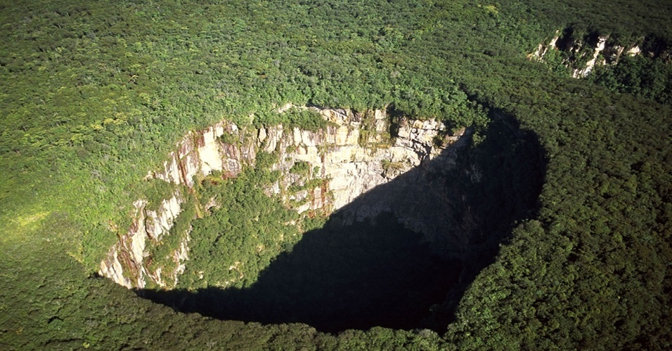 28.nov.2012 - Esta gigantesca cratera fica no Parque Nacional Jaua-Sarisarinama, na Venezuela. Ela se formou a partir de uma depressão na superfície terrestre