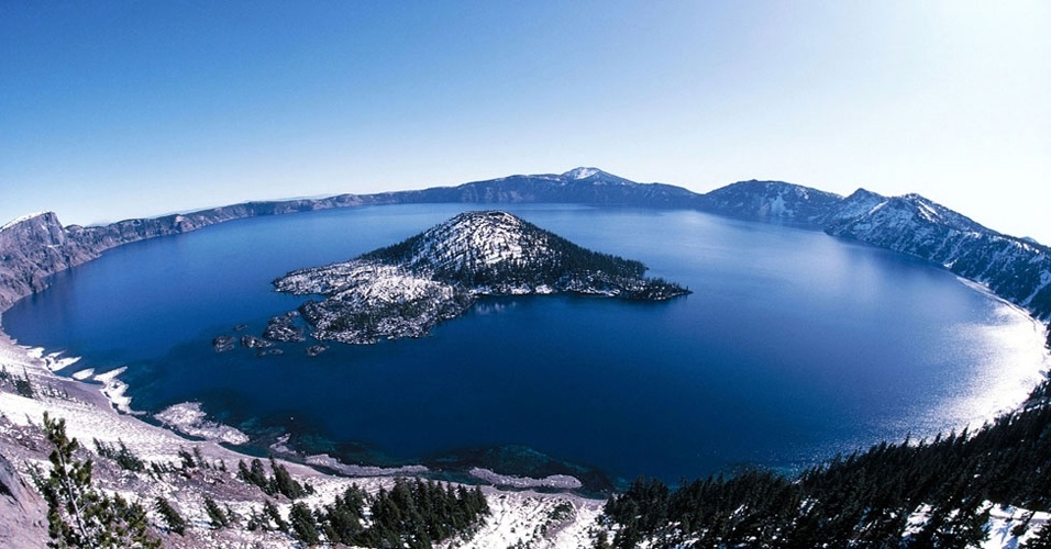 28.nov.2012 - Este lago situado numa cratera vulcânica foi formado há 150 anos, após o colapso do vulcão Monte Mazama. O lago fica no Crater Lake National Park, no Estado americano do Oregon