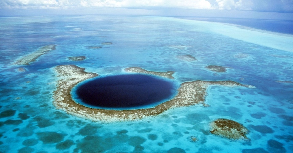28.nov.2012 - O Grande Lago Azul, em Belize, é uma vasta depressão submarina de 91,5 metros de comprimento e 124 metros de profundidade. O lago foi formado após diversas glaciações no período Quaternário, quando os níveis dos mares eram bem menores que os atuais