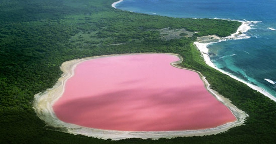 28.nov.2012 - O Lago Hiller, no oeste da Austrália, é lendário por suas águas rosadas. Cientistas ainda não chegaram a uma conclusão sobre os motivos do fenômeno, mas descarataram a hipótese de que isso seria causado por algas, que, quando em grandes concentrações, costumam provocar colorações exóticas em lagos e mares