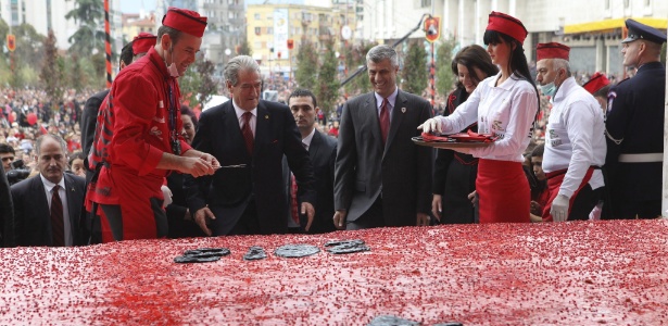 28.nov.2012 - O primeiro-ministro albanês, Sali Berisha (no centro à esq.), e o primeiro-ministro kosovar, Hashim Thaci (no centro à dir.) observam bolo gigante feito em comemoração dos cem anos da independência da Albânia - Armando Babani/Efe