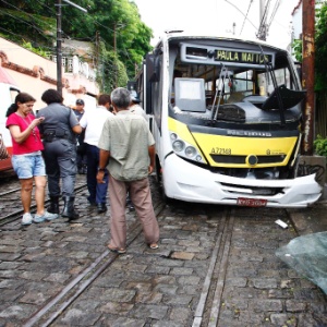 Pessoas observam ônibus que se chocou contra um poste no bairro de Santa Teresa, Rio de Janeiro - Pablo Jacob/Agência O Globo