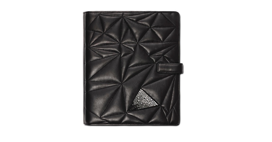 Em couro acolchoado decorado com um triangulo com aplicação de cristais; R$ 645, Swarovski (Tel.: 11 3816-7111). Preço pesquisado em novembro de 2012 e sujeito a alterações - Divulgação