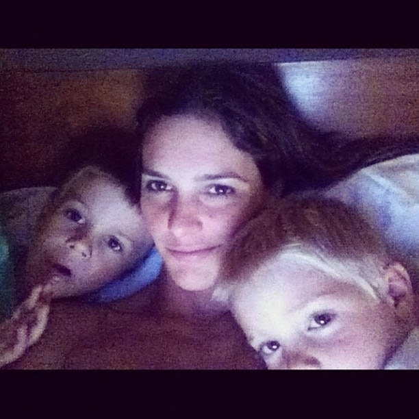 Fernanda Lima publica foto com os filhos gêmeos na cama (27/11/2012)