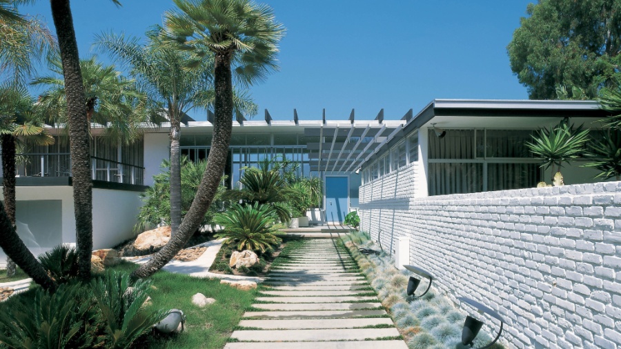 Com desenho desenvolvido em 1964, a casa Anne e Joseph Strick, em Santa Mônica, Califórnia, é a única projetada e construída por Oscar Niemeyer nos EUA. Na imagem é possível ver a porta principal que dá para a sala de estar, ladeada em duas extremidades por vidros (Imagens cedidas para conteúdo específico, usar apenas no respectivo material)