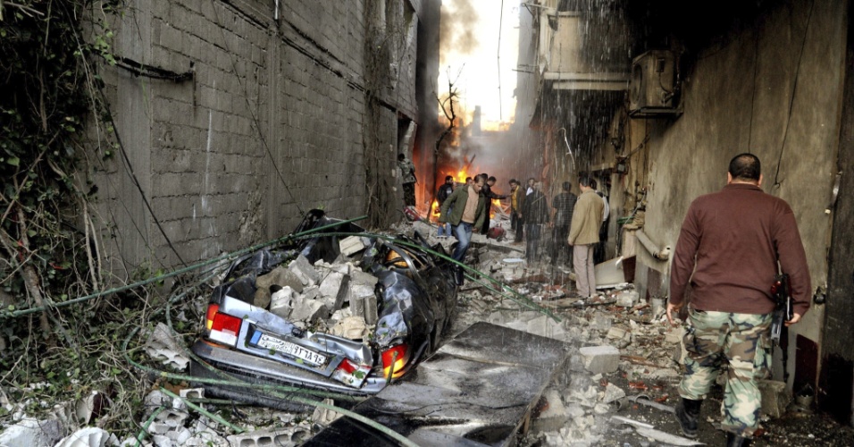Local destruído por uma ataque de carro-bomba em Jamana, perto de Damasco, na Síria. Dois atentados nesta quarta-feira (28) deixaram 54 mortos e 120 feridos, em mais um episódio sangrento da guerra no país, onde os rebeldes conseguiram abater pela segunda vez em menos de 24 horas uma aeronave do Exército