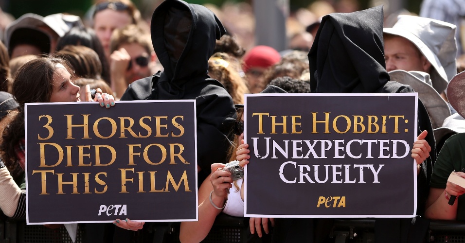 Membros do grupo Peta protestam contra a morte de cavalos na produção do longa na pré-estreia de 