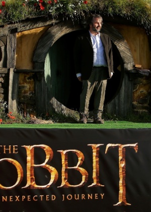 O diretor Peter Jackson saúda o público na pré-estreia de "O Hobbit: Uma Viagem Inesperada" em Wellington, Nova Zelândia (28/11/12) - Getty Images