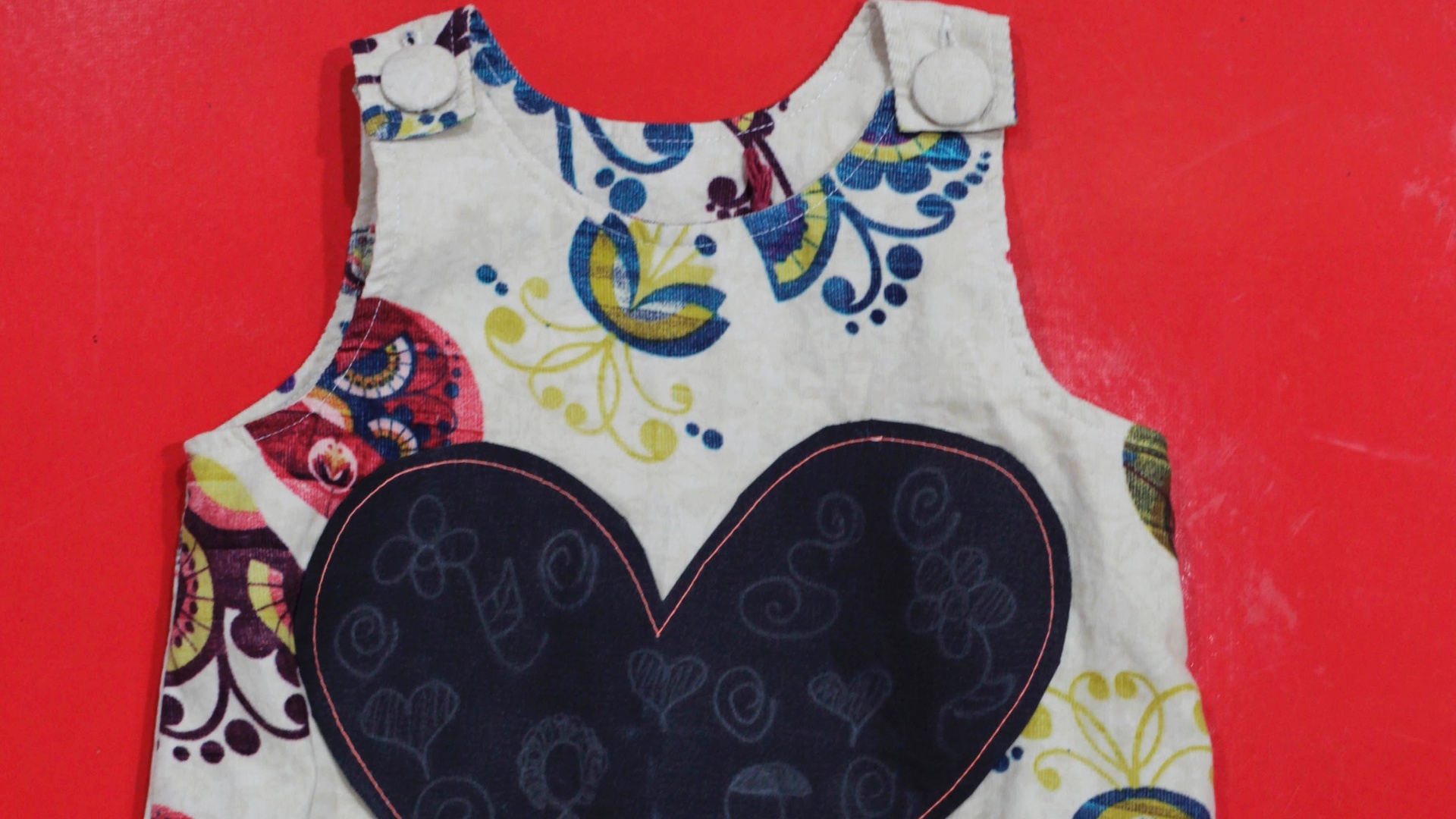 27.nov.2012 - roupa infantil da Feira de Moda e Decoração Infantil Ópera, de São Paulo - Fernando Donasci/UOL