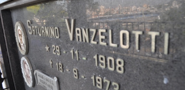 Túmulo de Saturnino Vanzelotti, idealizador do Olímpico e ex-presidente do Grêmio - Marinho Saldanha/UOL Esporte