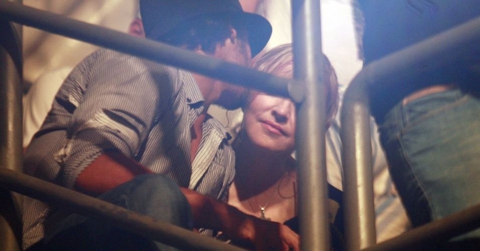 10.fev.2010 - Com o namorado, Jesus Luz, Madonna curtiu um show do Falcão e os Locomotivos no Circo Voador, no Rio de Janeiro 