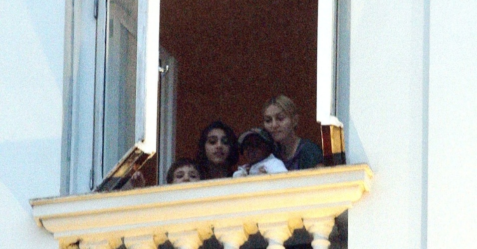12.dez.2008 - Em 2008, Madonna voltou ao Brasil com a turnê "Stick and Sweet". Ela apareceu na janela do hotel Copacana Palace, zona sul do Rio estava com os filhos Lourdes Maria, Rocco e Mercy